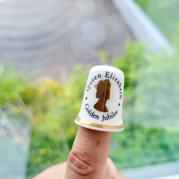 Vintage Queen Elizabeth II Queen's Golden Jubilee Fine Bone China Thimble - Picture 4 of 7